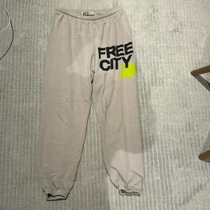 PERFECT FREE CITY SWEATS